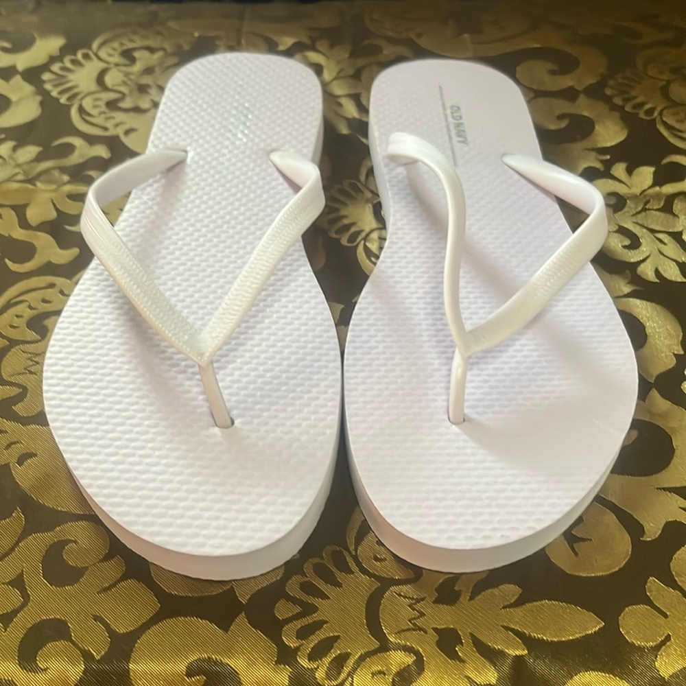 New Ild Navy lilac flip flops. Size 8